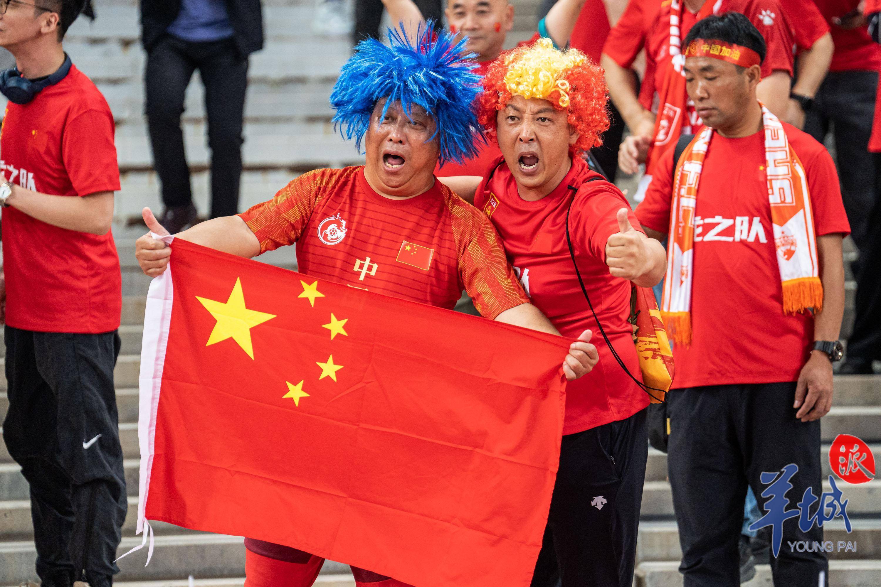 现场气氛热烈，球迷热情加油助威！