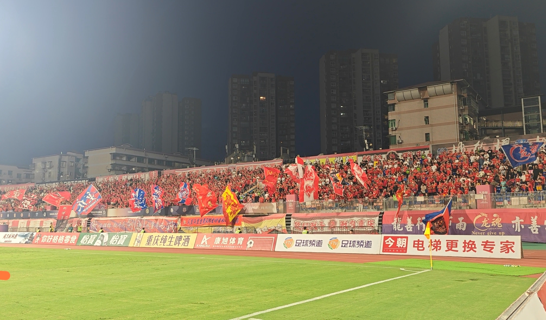 现场气氛热烈，球迷热情加油助威！