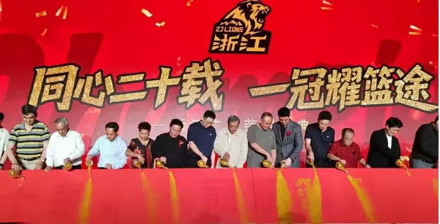 篮球冠军捧杯庆功，英姿飒爽