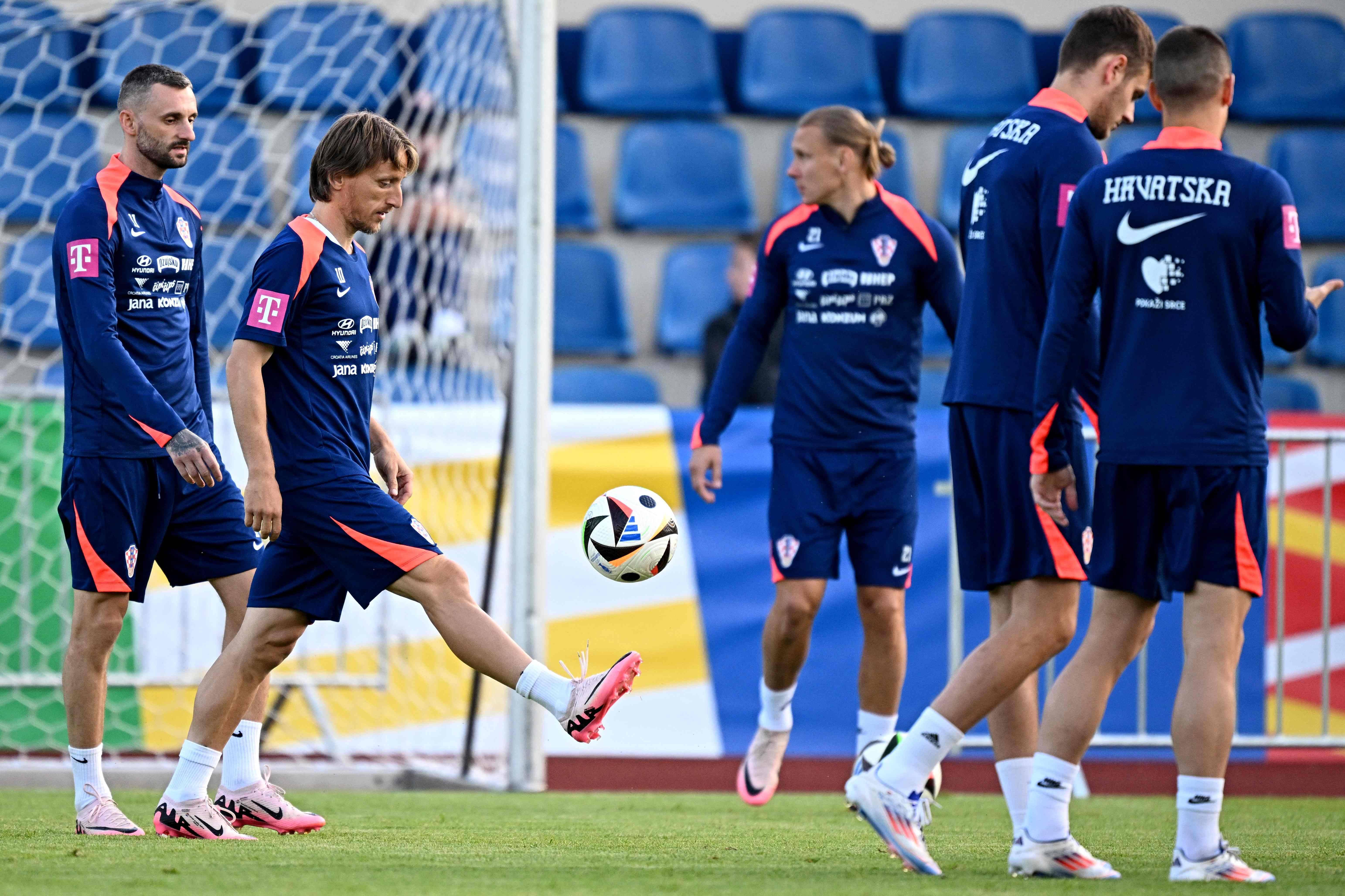 捷克队在欧锦赛比赛中完胜对手，轻松进军下一轮的简单介绍