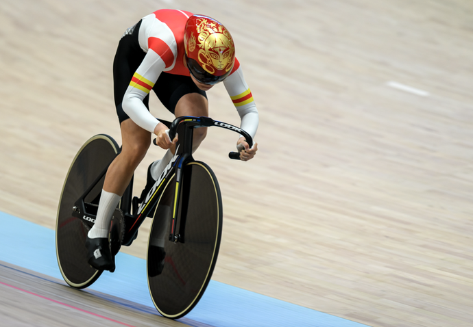 奥地利选手在自行车比赛中奋勇争先，夺金
