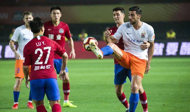 关于青岛队险胜广州队，米切尔状态火热的信息