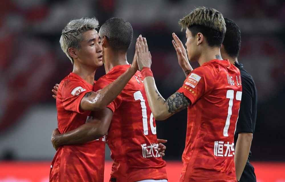 关于青岛队险胜广州队，米切尔状态火热的信息