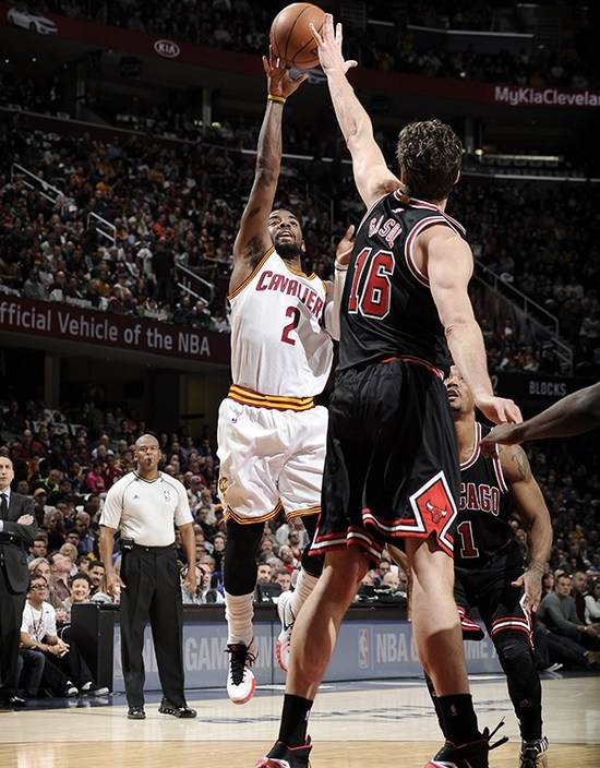 山东队完胜灰熊，西亚卡姆高光表现的简单介绍