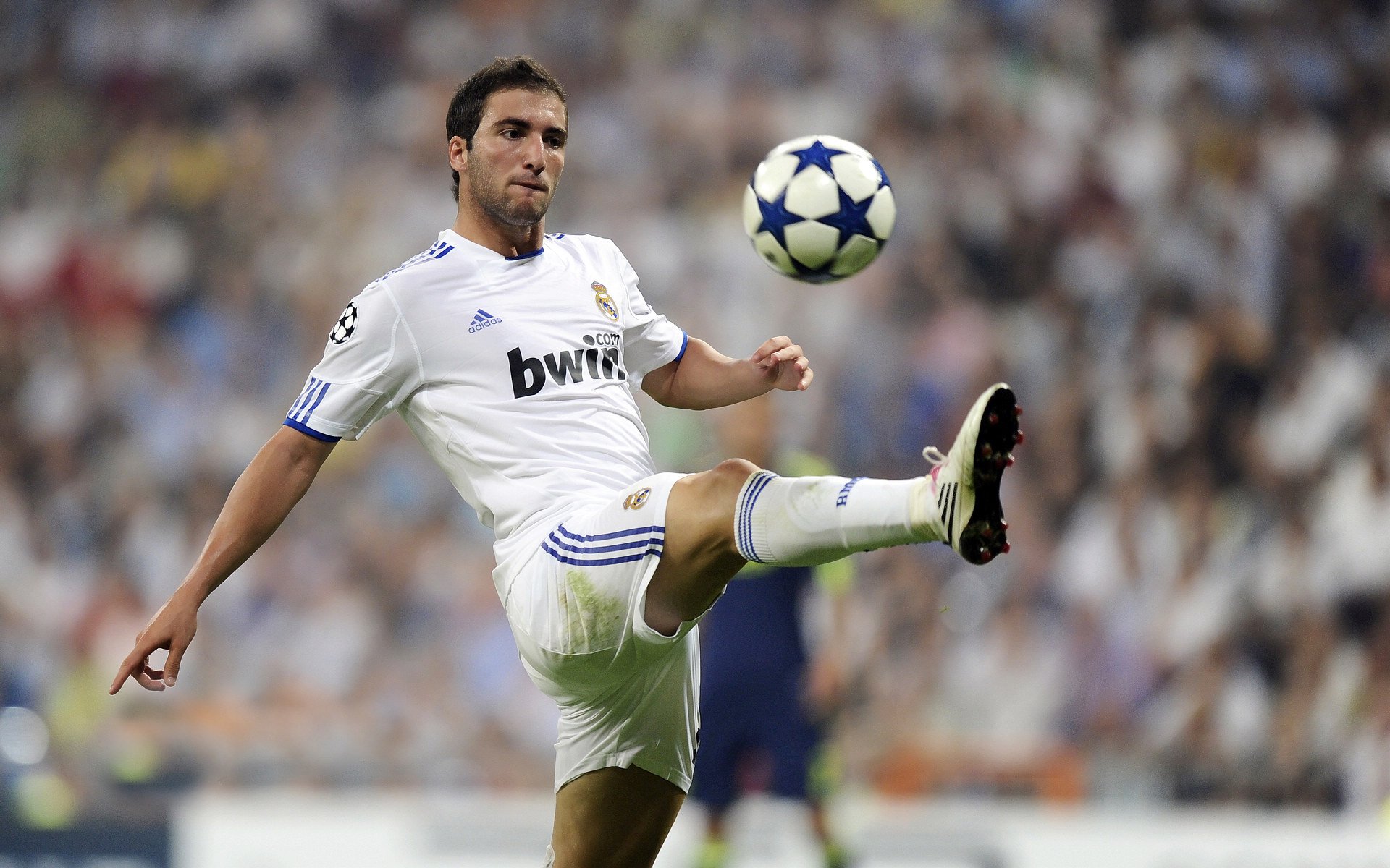 唯一性的双重奏，步行者横扫老鹰的统治力与切特欧冠淘汰赛的传奇接管